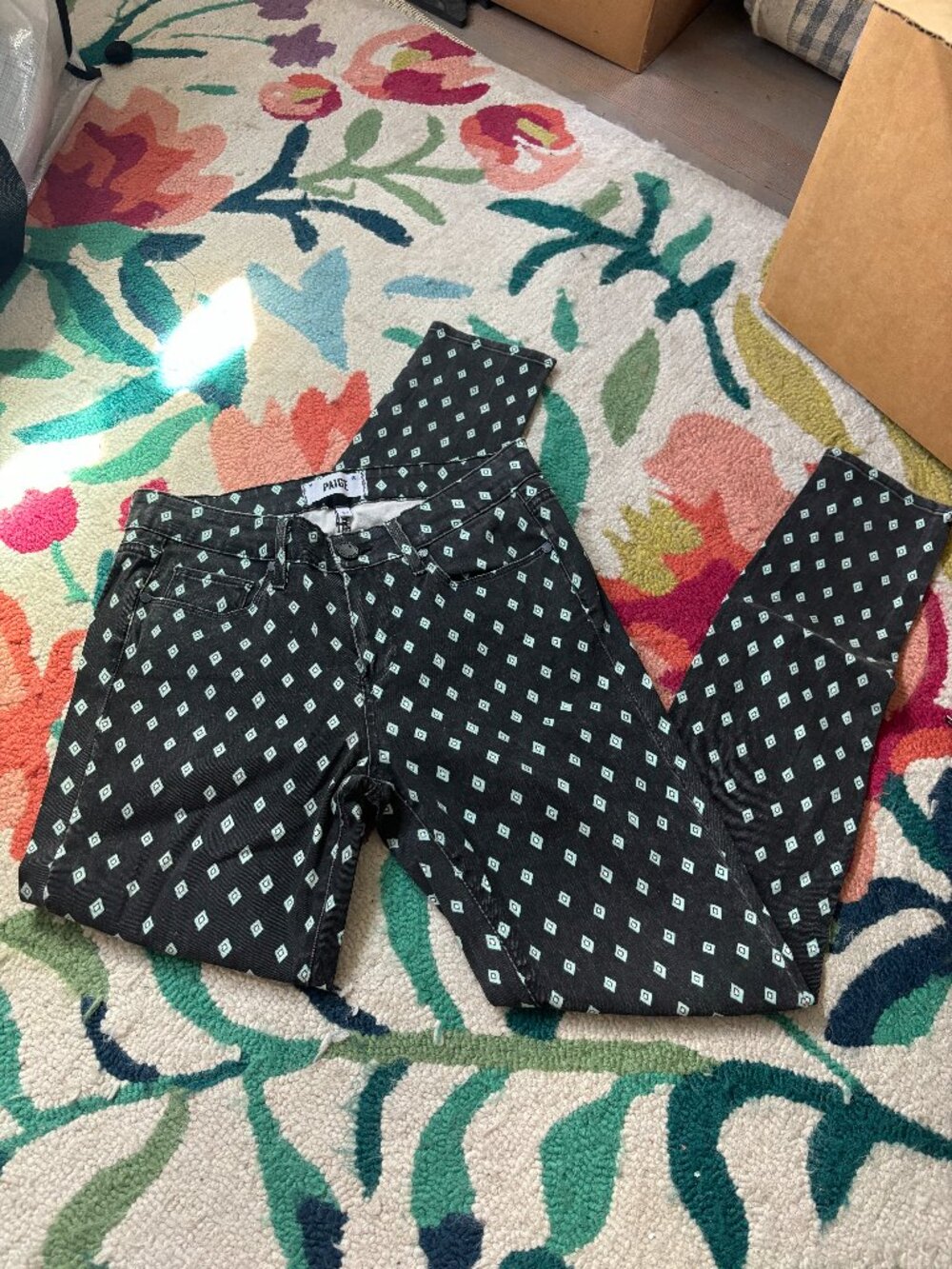 Paige Denim blue diamond design printed black jeans in size 29